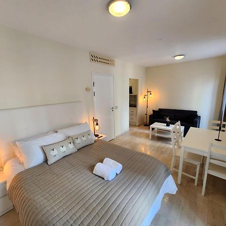 גיברלטר New With Ac Central Suites With Pool Access And Squash Courts! Sleeps Family Or 4 Guests מראה חיצוני תמונה