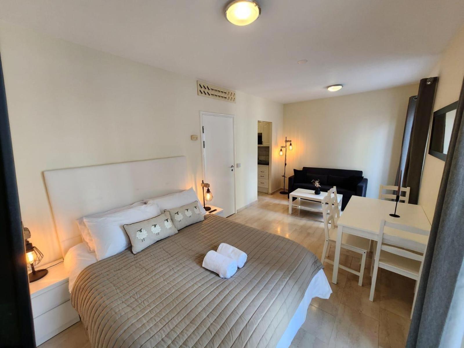 גיברלטר New With Ac Central Suites With Pool Access And Squash Courts! Sleeps Family Or 4 Guests מראה חיצוני תמונה