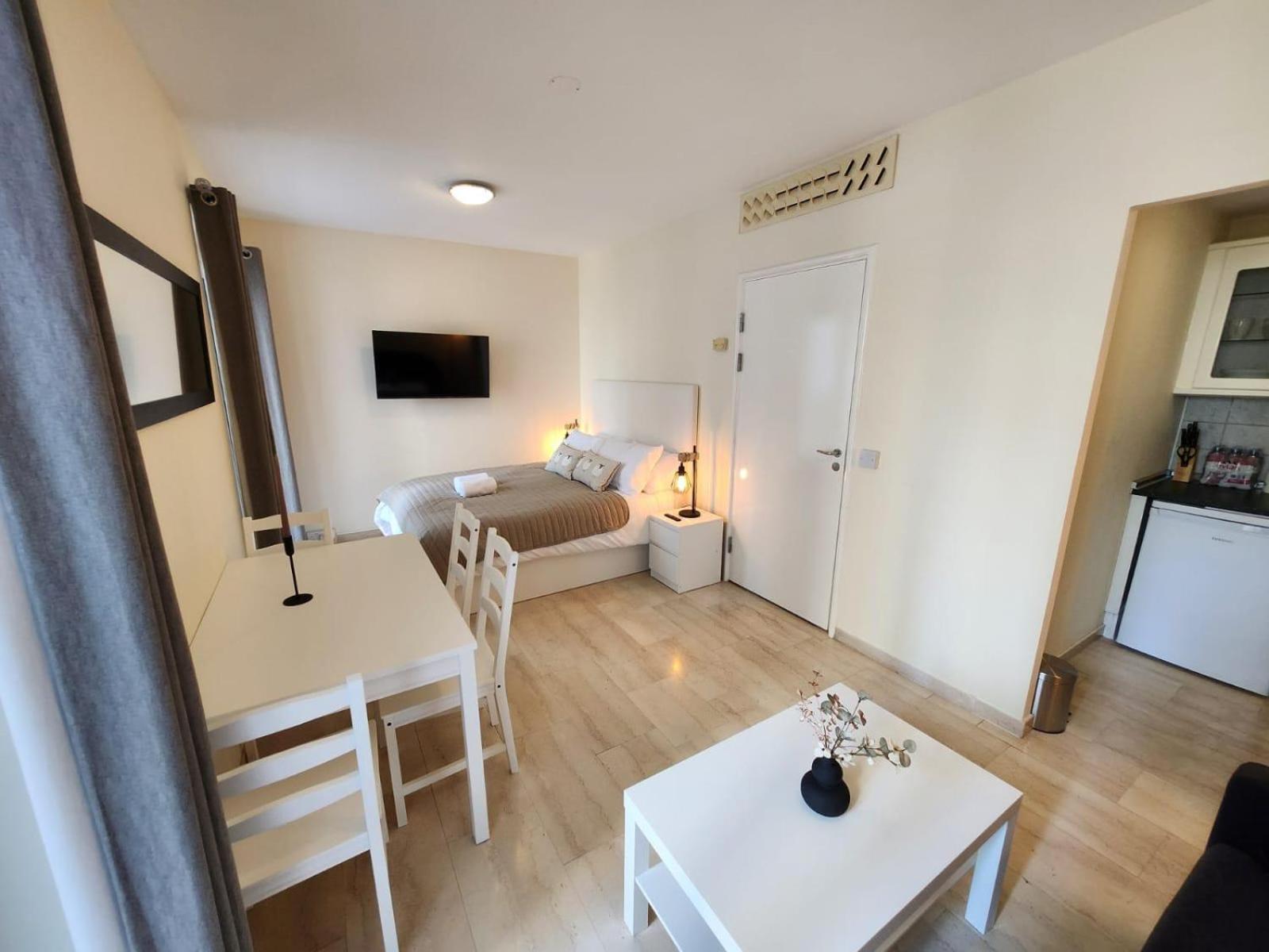 גיברלטר New With Ac Central Suites With Pool Access And Squash Courts! Sleeps Family Or 4 Guests מראה חיצוני תמונה
