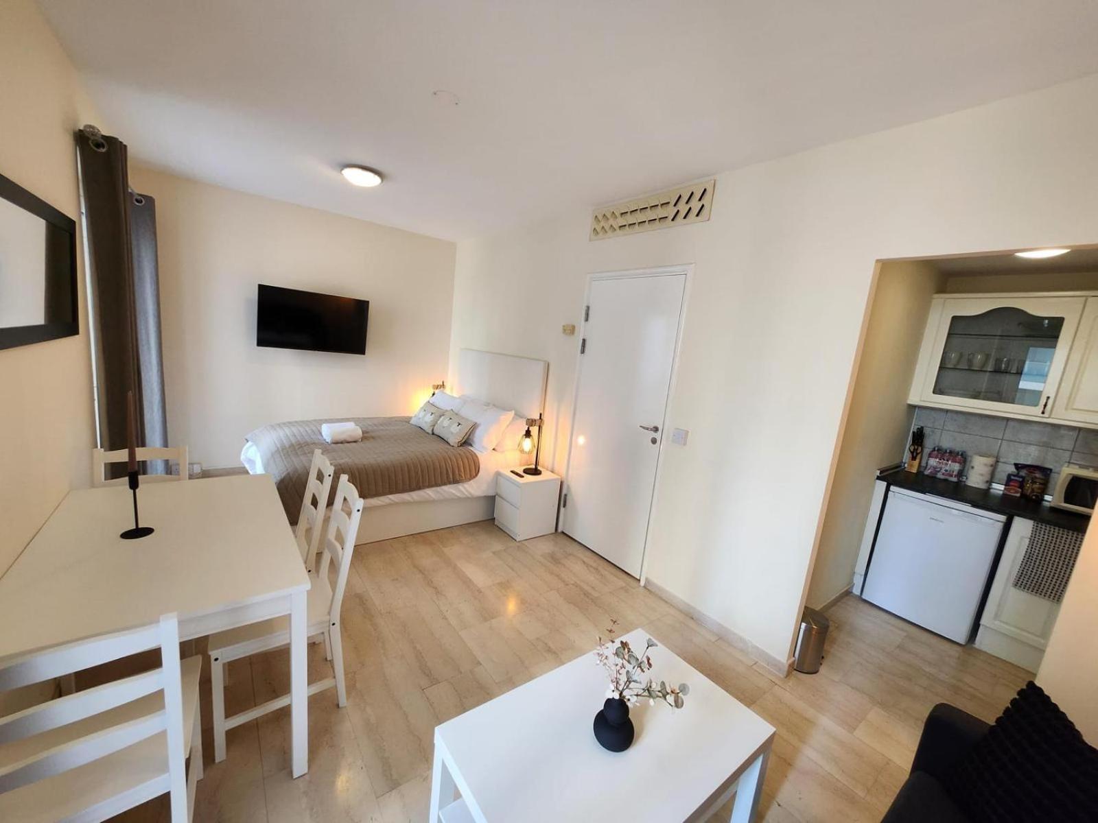 גיברלטר New With Ac Central Suites With Pool Access And Squash Courts! Sleeps Family Or 4 Guests מראה חיצוני תמונה