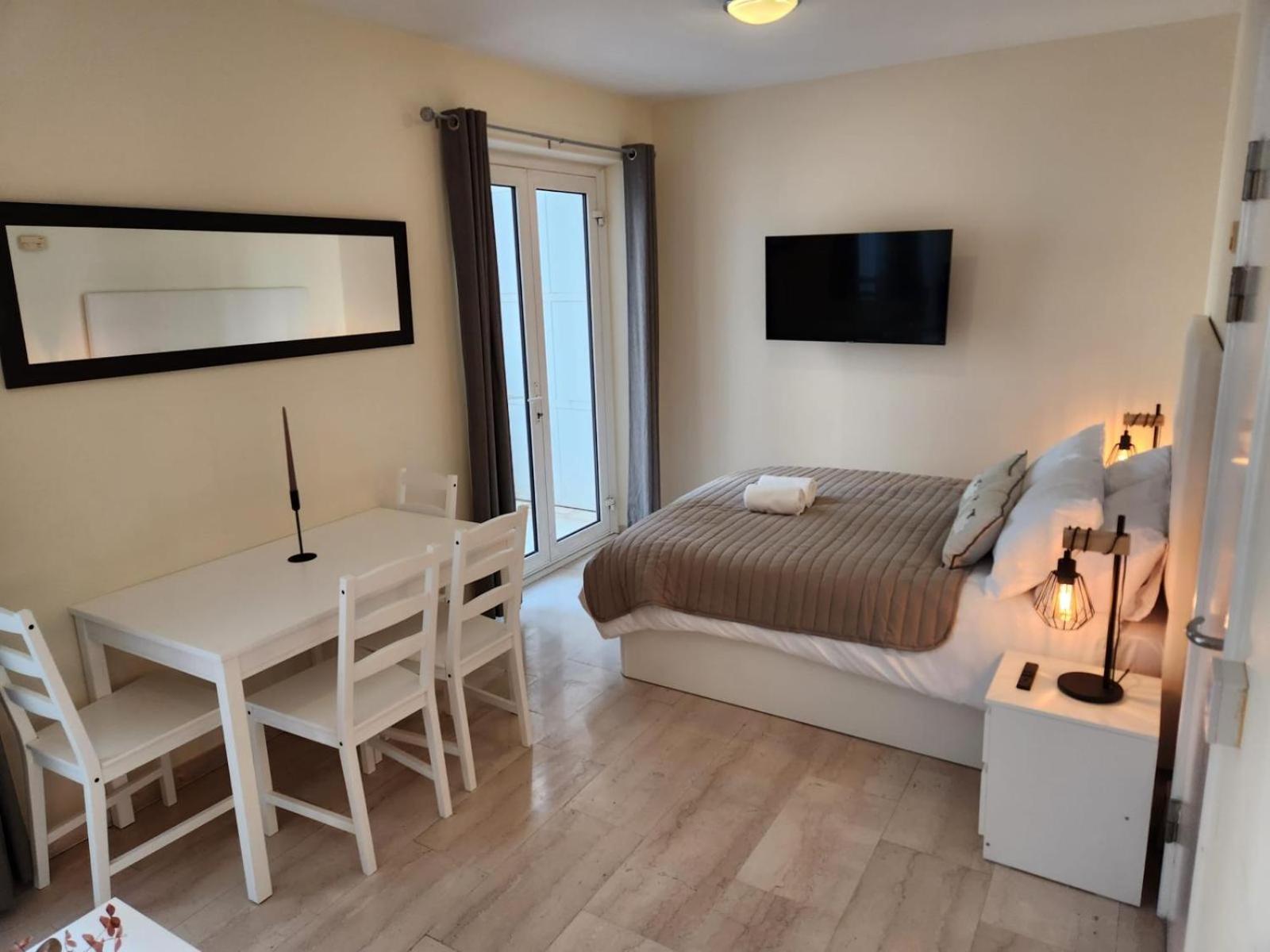 גיברלטר New With Ac Central Suites With Pool Access And Squash Courts! Sleeps Family Or 4 Guests מראה חיצוני תמונה