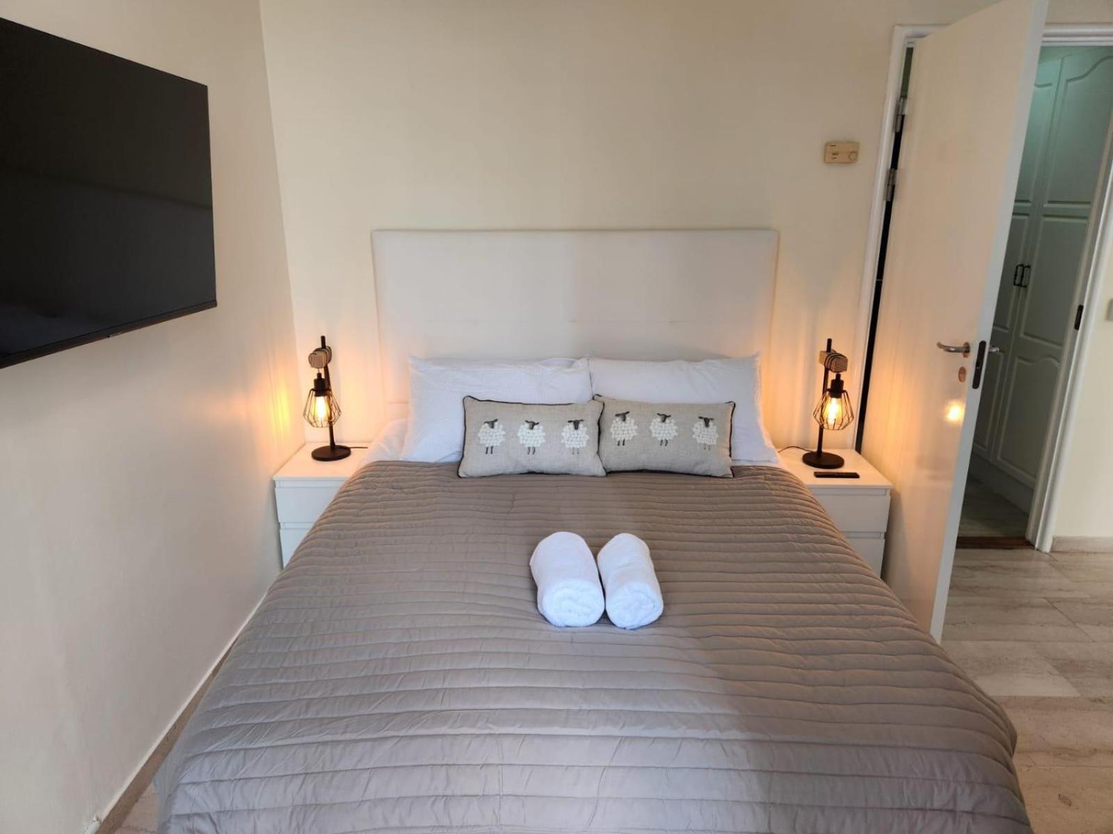 גיברלטר New With Ac Central Suites With Pool Access And Squash Courts! Sleeps Family Or 4 Guests מראה חיצוני תמונה