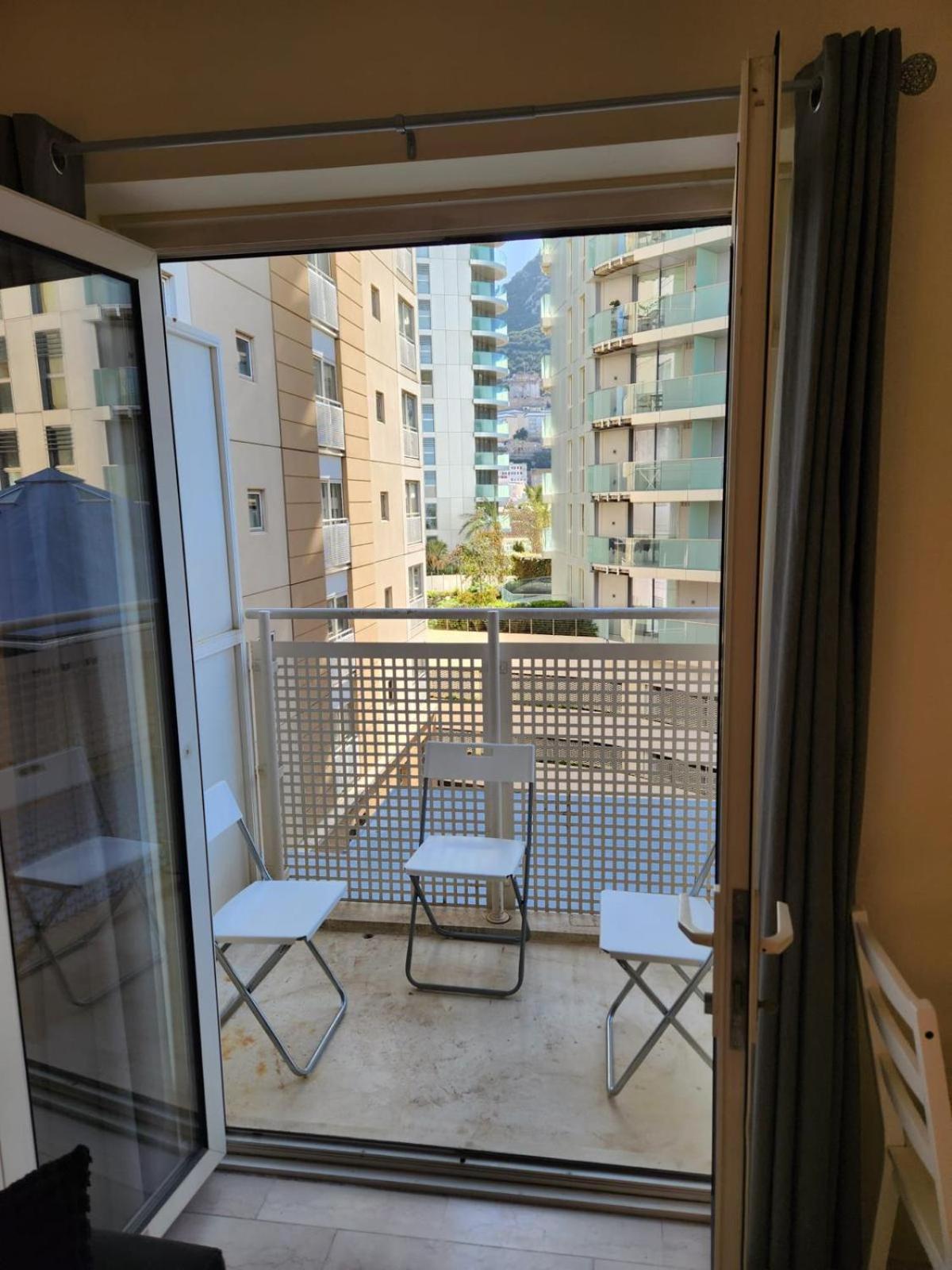 גיברלטר New With Ac Central Suites With Pool Access And Squash Courts! Sleeps Family Or 4 Guests מראה חיצוני תמונה